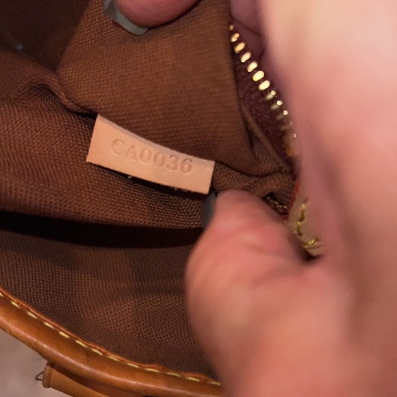 Louis Vuitton authentic Beautiful Good used condition 15x10x5”9.5”drop straps - Picture 10 of 16